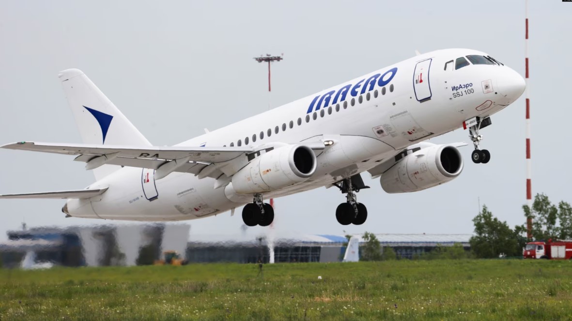 Під Москвою впав російський пасажирський літак Sukhoi Superjet 100, екіпаж загинув