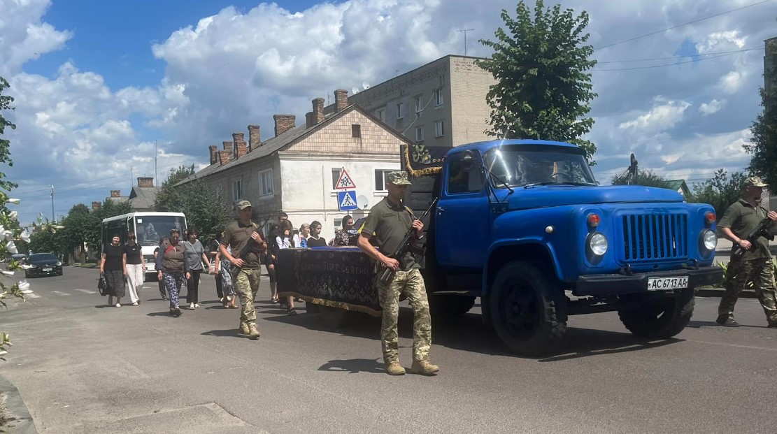 «Немає ні слів, ні сліз»: у Луцькому районі дуже мало людей прийшли на прощання з Героєм