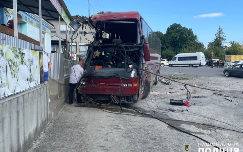 Пасажирський автобус розбився: більшість постраждалих – діти