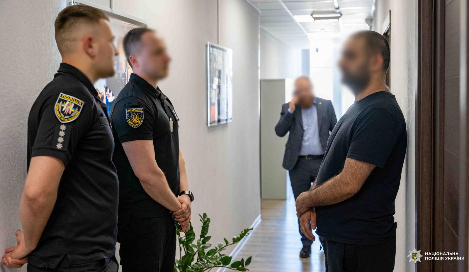 Заволодівали коштами світових підприємств: поліцейські затримали учасника хакерського угруповання, що перебував у розшуку ФБР США